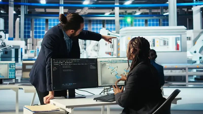 A-man-and-a-woman-working-on-a-successful-IT-Projects