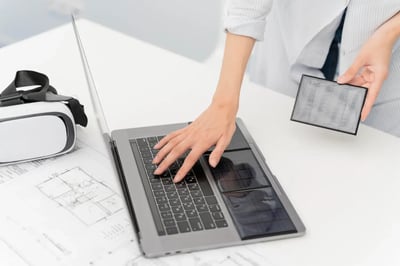 A-VR-with-a-laptop-on-a-table-for-IT-support-for-architects